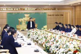 Le président Luong Cuong lors de la réunion avec les autorités de Hung Yen. Photo : VNA