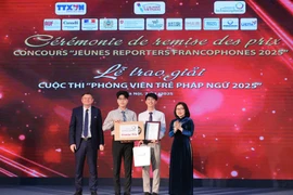 Le groupe d'auteurs reçoit le Premier Prix, remis par le représentant régional pour l'Asie et le Pacifique de l'OIF, Edgar Doerig, et la directrice générale adjointe de la VNA, Doàn Thi Tuyêt Nhung. Photo : CVN