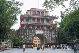 La tour de la porte Huu Nghi Quan attire de nombreux visiteurs venus de Chine et du Vietnam. Photo : VNA
