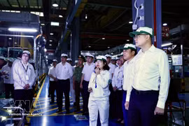 Une délégation de la province de Phu Tho visite la chaîne de production de Honda Vietnam. (Photo : VNA)