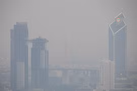 Un épais brouillard de pollution recouvre le ciel de Bangkok, en Thaïlande. (Photo : Xinhua/VNA)
