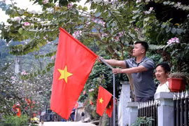 Les habitants du hameau de Ke, dans la commune de Hiên Luong, décorent les rues et ruelles de drapeaux et de fleurs en préparation de la journée électorale. Photo : Thanh Hải – VNA.
