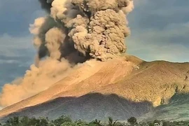 Un volcan philippin entre en éruption et projette des cendres à 4 000 mètres d'altitude