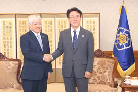 Do Van Chien, membre du Bureau politique, secrétaire du Comité central du Parti et président du Comité central du Front de la Patrie du Vietnam (gauche) et le Premier ministre sud-coréen Kim Min Seok. Photo : VNA