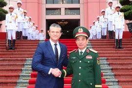 Le secrétaire américain à la Guerre, Pete Hegseth (gauche) et le général Phan Van Giang, membre du Bureau politique, vice-secrétaire de la Commission militaire centrale et ministre vietnamien de la Défense. Photo : VNA