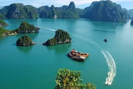 Baie de Bai Tu Long. Photo . VNA