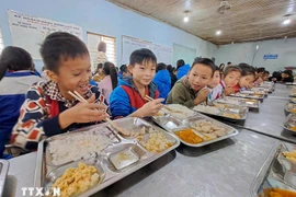 Élèves de l'internat de l'école primaire et secondaire Xin Chai pour minorités ethniques, dans le district de Vi Xuyen, province de Ha Giang. (Photo : VNA)