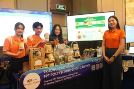 Un groupe d'étudiants du FPT Polytechnic College Can Tho avec leurs produits participant au Can Tho City Innovation and Startup Festival 2024 - Techfest Cantho 2024. https://cantho.edu.vn/
