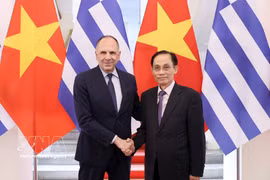 Le ministre vietnamien des Affaires étrangères, Le Hoai Trung (droite) et son homologue grec George Gerapetritis. Photo : VNA