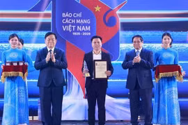 Le Premier ministre Pham Minh Chinh (deuxième, à droite) et le président de la Commission de l'information, de l'éducation et de la mobilisation de masse du Comité central du Parti, Nguyen Trong Nghia (deuxième à gauche), remettent un prix à un représentant des journalistes de VietnamPlus lors de la cérémonie du 21 juin. (Photo : VNA)