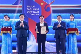 Le Premier ministre Pham Minh Chinh (deuxième, à droite) et le président de la Commission de l'information, de l'éducation et de la mobilisation de masse du Comité central du Parti, Nguyen Trong Nghia (deuxième à gauche), remettent un prix à un représentant des journalistes de VietnamPlus lors de la cérémonie du 21 juin. (Photo : VNA)