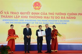 Lors de la cérémonie de publication de la décision du PM sur la création de la Zone de libre commerce de Da Nang. Photo : VNA