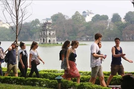 Les touristes étrangers à Hanoï. Le Vietnam est une destination de plus en plus prisée par les familles. Photo baochinhphu.vn