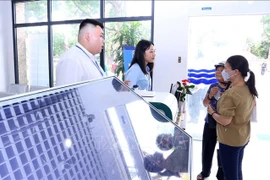 Les fonctionnaires du quartier de Tay Ho, dans la ville de Hanoi, guident les gens dans leurs démarches administratives. Photo : VNA