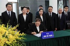 La vice-présidente Pany Yathotou a écrit le registre de condoléance. Photo : VNA