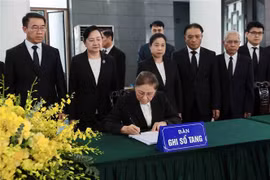La vice-présidente Pany Yathotou a écrit le registre de condoléance. Photo : VNA
