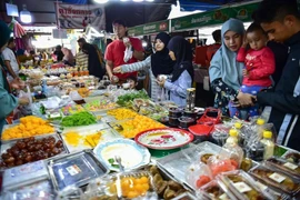 Des consommateurs font leurs courses sur un marché de la province de Narathiwat, en Thaïlande. (Photo : AFP/VNA)