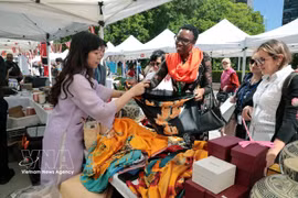 Des visiteurs internationaux ont été impressionnés par les produits artisanaux vietnamiens. Photo : VNA