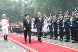 Le président Luong Cuong préside la cérémonie d'accueil officielle de son homologue hongrois Sulyok Tamas. Photo : VNA