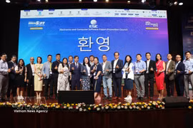 La délégation de dirigeants, représentants des associations et entreprises vietnamiennes lors de la cérémonie d’ouverture de l'IndiaSoft 2026. Photo : VNA