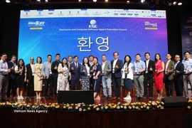 La délégation de dirigeants, représentants des associations et entreprises vietnamiennes lors de la cérémonie d’ouverture de l'IndiaSoft 2026. Photo : VNA