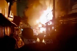 Vers 22h le 6 juillet, un violent incendie s’est déclaré dans le bloc A de la résidence Dôc Lâp, située dans le quartier Phu Tho Hoa, faisant 8 morts. Photo : VNA
