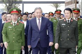 Le secrétaire général du Parti, To Lam (au centre), lors d'une visite de travail au Centre national de données n° 1 du parc technologique Hoa Lac à Hanoï, le 29 décembre. (Photo : VNA)Le secrétaire général du Parti, To Lam (au centre), lors d'une visite de travail au Centre national de données n° 1 du parc technologique Hoa Lac à Hanoï, le 29 décembre. Photo : VNA
