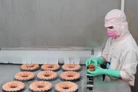 Transformation des crevettes pour l'exportation. (Photo : VNA)