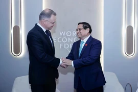 Le Premier ministre Pham Minh Chinh (à droite) rencontre le président polonais Andrzej Duda lors de la 15e réunion annuelle des nouveaux champions du Forum économique mondial (WEF) à Dalian, en Chine, le 25 juin 2024. (Photo : VNA)