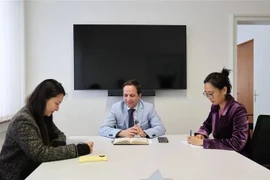 L'Ambassadeur David Fernández Puyana (au centre), Observateur permanent de la Délégation permanente de l'Université pour la paix auprès de l'Office des Nations Unies et des autres organisations internationales à Genève. (Photo : VNA)