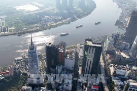 Immeubles financiers dans le centre d'Hô Chi Minh-Ville, sur le fleuve Saigon, en face de la péninsule de Thu Thiem, quartier d'An Khanh (Photo : VNA)
