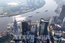 Immeubles financiers dans le centre d'Hô Chi Minh-Ville, sur le fleuve Saigon, en face de la péninsule de Thu Thiem, quartier d'An Khanh (Photo : VNA)
