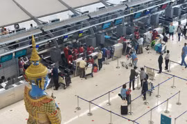 Passagers à l'aéroport international de Bangkok, en Thaïlande (Photo : Xinhua/VNA)