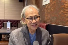 Le chercheur thaïlandais Kavi Chongkittavorn, expert de premier plan des questions régionales, lors d’un entretien accordé au correspondant de la VNA à Bangkok. Photo : VNA