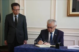 Bair Zhamsuyev, vice-président de la Commission des affaires étrangères du Conseil de la Fédération de Russie, écrit dans le livre de condoléances lors de la cérémonie organisée par l'ambassade du Vietnam en Russie. (Photo : VNA)