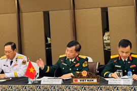 Le général de corps d’armée Hoàng Xuân Chiên, vice-ministre vietnamien de la Défense (centre) lors du dialogue. Photo : VNA