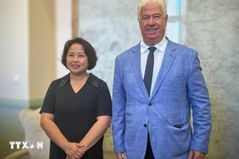 L'ambassadrice Pham Thi Thu Huong rencontre le gouverneur des îles Ioniennes, Yianis Trepeklis. (Photo : VNA)