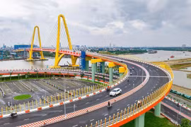 Des projets d’infrastructures clés ont transformé le pays. Photo ; VNA