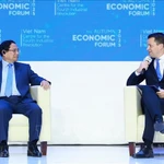 Le Premier ministre Pham Minh Chinh (à gauche) dialogue avec le directeur exécutif du Forum économique mondial (WEF) Stephan Mergenthaler, lors de l’événement. Photo : VNA