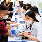 Examens médicaux pour les ouvriers. Photo: VNA
