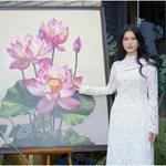 La peinture de la fleur de lotus fait partie d'un projet musical et caritatif d'un an initié par la chanteuse vietnamienne Phuc Anh. Photo : Phuc Anh