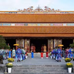 Une cérémonie de cour du Nouvel An lunaire de la dynastie des Nguyên est reconstituée au palais Thai Hoa, dans la citadelle impériale de Huê. Photo : VNA