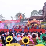 Les festivités, comprenant des spectacles culturels et des reconstitutions historiques, ont recréé l’atmosphère héroïque de cette campagne légendaire, attirant une foule nombreuse d’habitants et de visiteurs. Photo: VNA