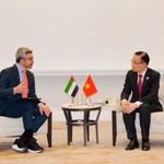 Le ministre vietnamien des Affaires étrangères, Lê Hoài Trung (à droite) avec le vice-Premier ministre et ministre des Affaires étrangères des Émirats arabes unis, Abdullah bin Zayed Al Nahyan. Photo : VNA