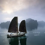 «La baie de Ha Long en 1990», une œuvre de Catherine Karnow à l’exposition «Le Vietnam – 25 ans d’un pays en mutation», à Hanoi, en 2025 Photo : VNP