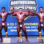 Pham Van Mach (centre) remporte le septième titre de champion du monde de sa carrière. Photo: nld.com.vn