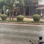 Des billes de glace observées sur des routes de la commune de Doài Phuong, à Hanoi, le 29 mars. Photo : kinhtemoitruong.vn