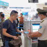 Passagers utilisant VNeID au point de contrôle des pièces d'identité. Photo: VNA