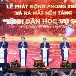 Le Premier ministre Pham Minh Chinh (4e à partir de la gauche) donne le coup d’envoi du mouvement «Alphabétisation numérique pour tous». Photo : VNA