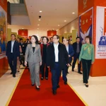 Le Premier ministre Pham Minh Chinh inspecte l’espace d’exposition photographique présentant le mouvement d'émulation patriotique à travers différentes périodes, organisée par l'Agence vietnamienne d’information. Photo : VNA